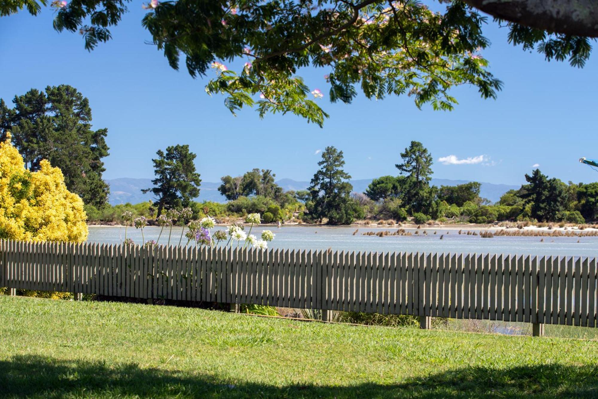 Tahuna Beach Holiday Park Nelson Exterior photo