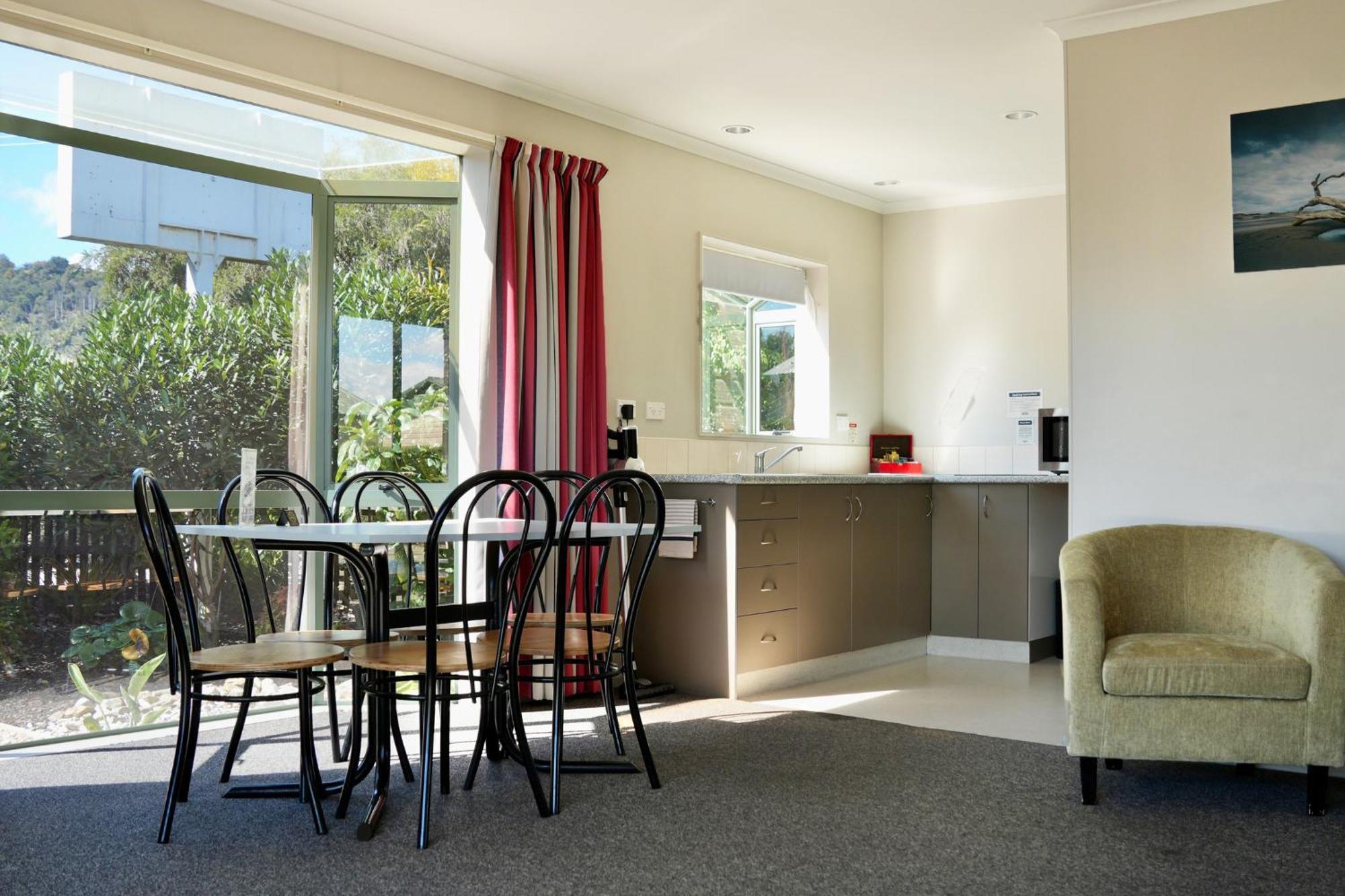 Tahuna Beach Holiday Park Nelson Room photo